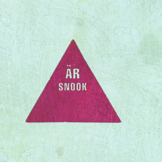Omslagsbild bestående av vit texturerad bakgrund med en rosa pyramid i mitten. I pyramiden står texten 'ÄR SNOOK'.